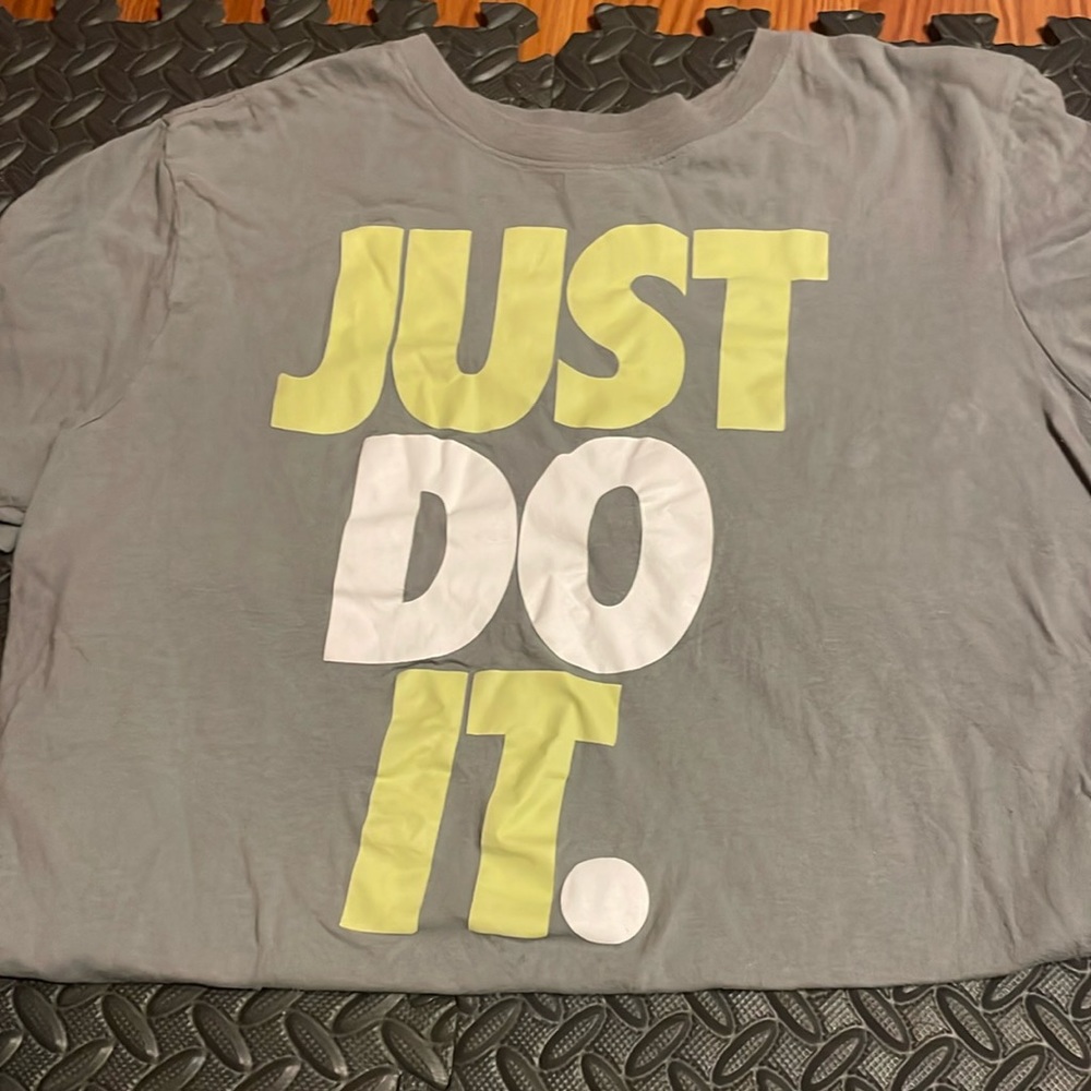 Men’s Nike shirt